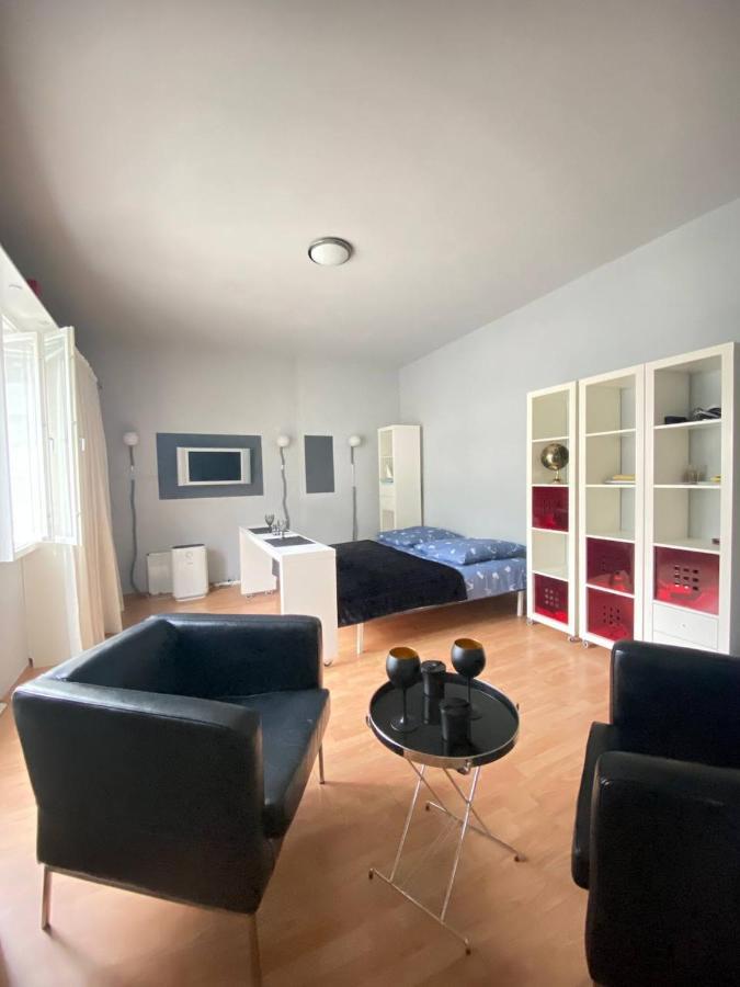 Cozy Modern Apartment With Small Balcony In The Heart Of Berlin Exteriör bild